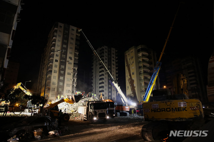 [아다나=뉴시스] 권창회 기자 = 9일 오후(현지시간) 튀르키예 아다나 시내의 지진 구조작업 현장에서 구조대원들이 구조작업을 하고 있다. 2023.02.10. kch0523@newsis.com