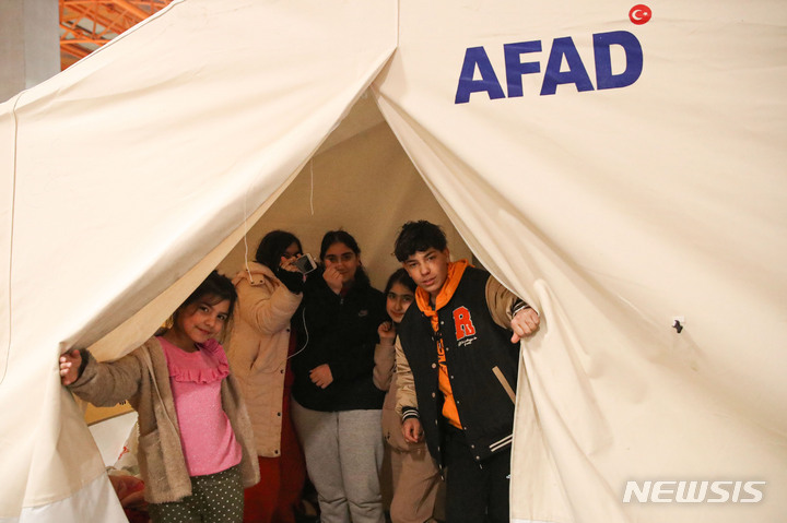 [아다나=뉴시스] 권창회 기자 = 9일 오후(현지시간) 튀르키예 아다나 시내의 지진 현장 인근에 마련된 이재민 임시숙소에서 미스리나 가족들이 취재진을 향해 밝게 웃으며 포즈를 취하고 있다. 2023.02.10. kch0523@newsis.com