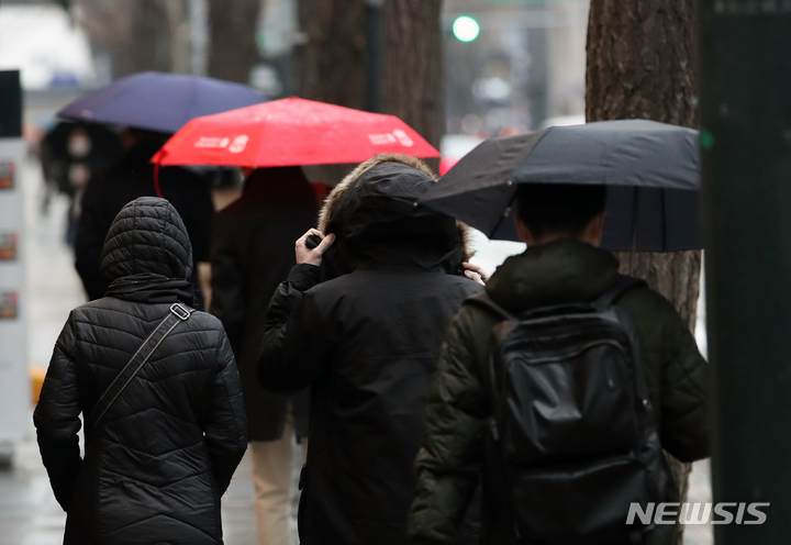 [서울=뉴시스] 고승민 기자 = 서울지역에 비가 내린 지난 10일 서울시청 인근 도로에서 우산을 쓴 직장인들이 출근하고 있다. 2023.02.10. kkssmm99@newsis.com