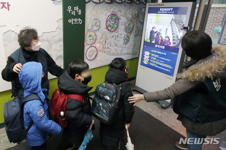 [서울=뉴시스] 조성우 기자 = 교육부가 새 학기 학교 방역지침을 발표하기로 한 10일 오전 서울 종로구 혜화초등학교에서 학생들이 발열 체크를 하며 등교하고 있다. 2023.02.10. xconfind@newsis.com