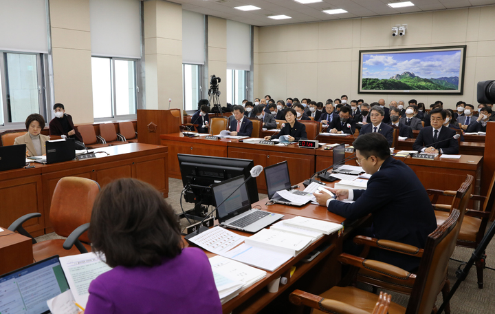 [서울=뉴시스] 고범준 기자 = 10일 오전 서울 여의도 국회에서 환경노동위원회 전체회의가 열리고 있다. 2023.02.10. bjko@newsis.com
