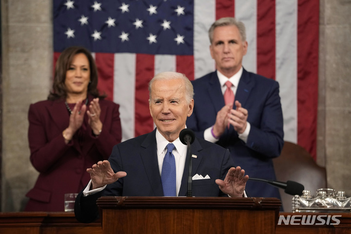 [워싱턴=AP/뉴시스]조 바이든 미 대통령이 지난 2월7일(현지 시간) 미 의회에서 2023년 국정연설을 하고 있다. 바이든 대통령은 연설에서 "미국에 반대하는 베팅을 하지 말라"는 구절을 사용했다. 2023.6.10.