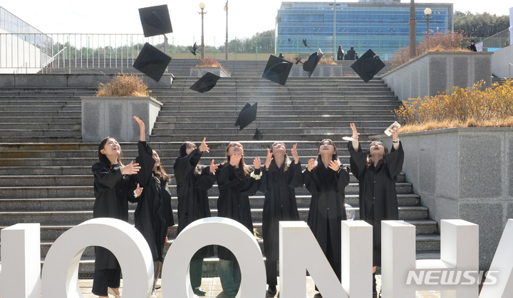 [울산=뉴시스] 배병수 기자 = 10일 울산 울주군 춘해보건대학교(총장 김희진)&nbsp; 학위수여식에서 졸업생들이 학사모를 던지며 졸업을 자축하고 있다. 2023.02.10. bbs@newsis.com.