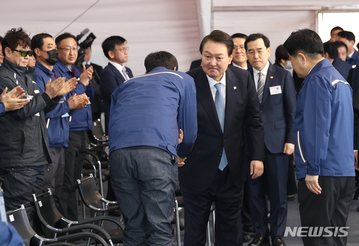 [군산=뉴시스] 전신 기자 = 윤석열 대통령이 10일 오후 전북 군산 현대중공업 군산조선소에서 열린 선박 블록 첫 출항식에 입장하며 참석자들과 인사하고 있다. (대통령실통신사진기자단) 2023.02.10. photo1006@newsis.com