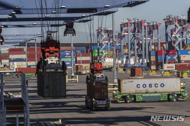 [롱비치(캘리포니아주)=AP/뉴시스]=미국 기업들이 글로벌 무역 전쟁의 여파로 물류비 증가, 공급망 혼란, 불확실한 소비자 수요 등 이른바 '삼중고'에 직면하고 있다. 사진은 미 캘리포니아주 롱비치항에 있는 컨테이너 터미널의 모습.