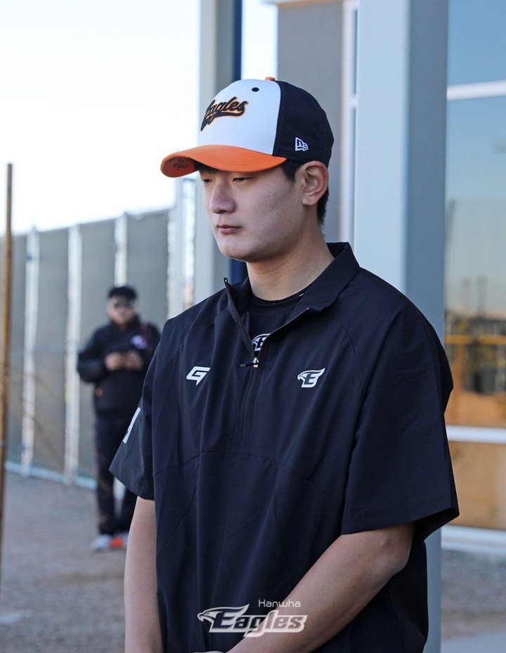 한화 이글스 김서현이 11일(한국시간) 미국 애리조나 메사 벨뱅크파크에서 진행 중인 팀 훈련에 앞서 사과하고 있다. (사진=한화 제공) *재판매 및 DB 금지