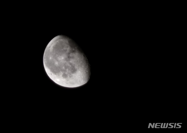 [서울=뉴시스]갤럭시 S23 울트라로 직접 촬영한 달의 모습. 해당 사진 속 달은 카메라를 약 40배 줌인 한 상태에서 촬영됐다. (사진=윤현성 기자)