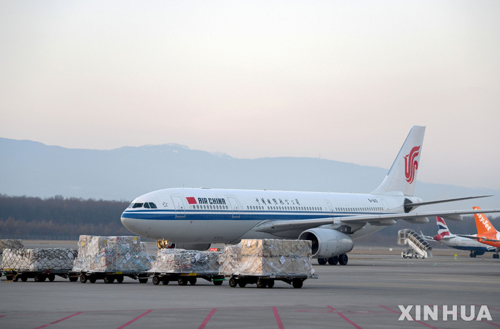 [제네바=신화/뉴시스]25일 중국 관영 신화통신에 따르면 중국 민간항공국(CAAC)은 이달부터 국제선 항공편 수를 크게 늘릴 계획이라고 밝혔다. 사진은 베이징과 스위스 제네바 간 첫 직항편이 지난달 9일 스위스 제네바 국제공항에 착륙한 모습. 2023.02.10