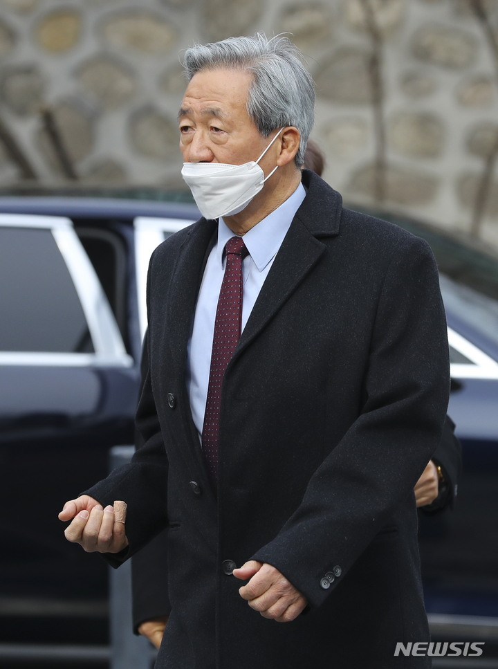 [서울=뉴시스] 최진석 기자 = 정몽준 아산재단 이사장이 11일 오후 서울 중구 정동제일교회에서 열린 정몽규 HDC그룹 회장의 장남 정준선 교수 결혼식에 참석하고 있다. 2023.02.11. myjs@newsis.com