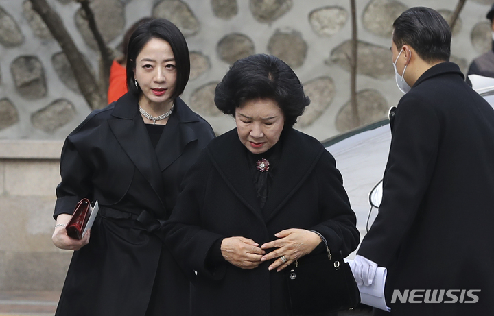 [서울=뉴시스] 최진석 기자 = 노현정(왼쪽) 전 KBS 아나운서와 시어머니인 이행자 여사가 11일 오후 서울 중구 정동제일교회에서 열린 정몽규 HDC그룹 회장의 장남 정준선 교수 결혼식에 참석하고 있다. 2023.02.11. myjs@newsis.com