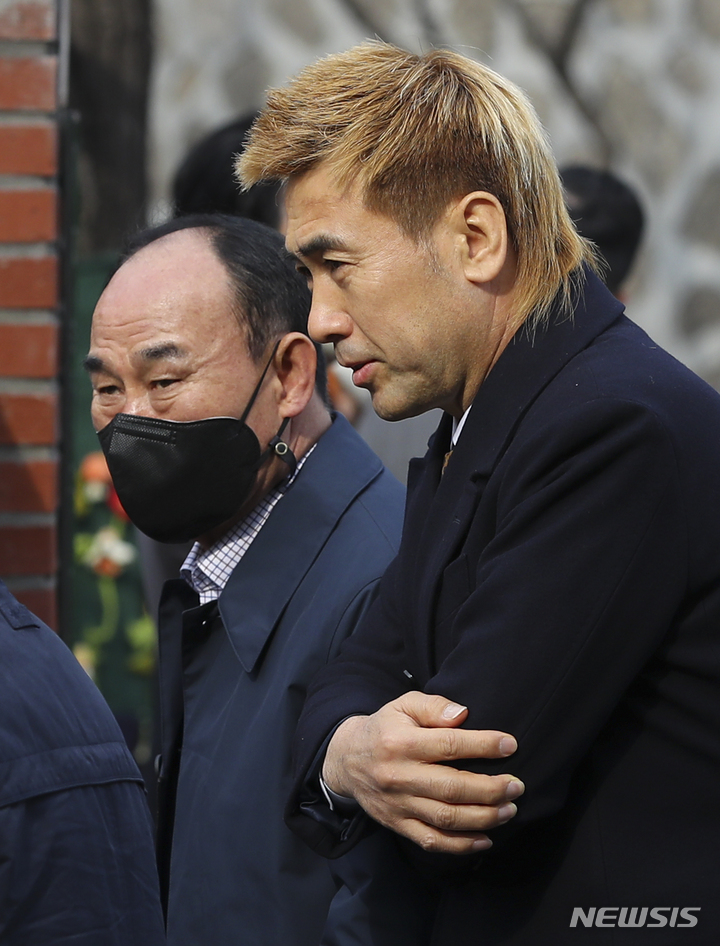 [서울=뉴시스] 최진석 기자 = 김학범 전 대한민국 올림픽대표팀 감독과 김병지 강원FC 대표가 11일 오후 서울 중구 정동제일교회에서 열린 정몽규 HDC그룹 회장의 장남 정준선 교수 결혼식에 참석하고 있다. 2023.02.11. myjs@newsis.com