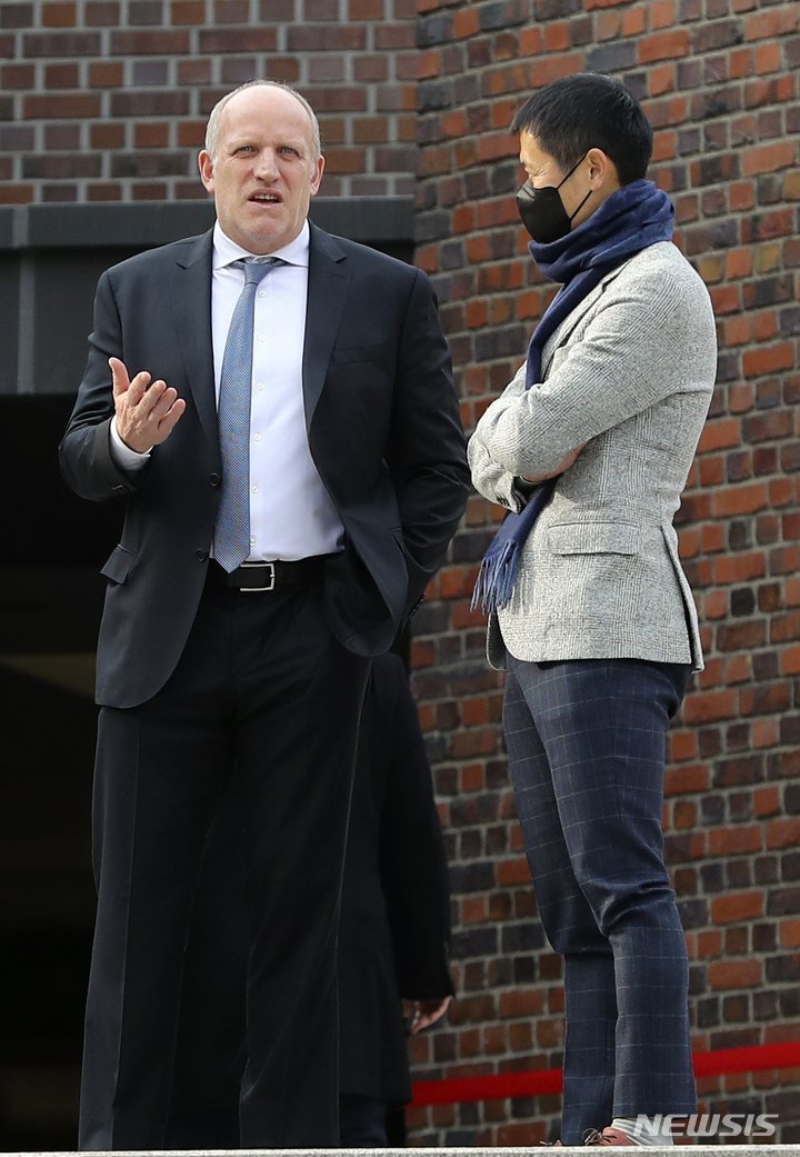 [서울=뉴시스] 최진석 기자 = 대한축구협회(KFA) 미하엘 뮐러(왼쪽) 국가대표전력강화위원장과 이영표 부회장이 11일 오후 서울 중구 정동제일교회에서 열린 정몽규 HDC그룹 회장의 장남 정준선 교수 결혼식에 참석해 대화를 나누고 있다. 2023.02.11. myjs@newsis.com