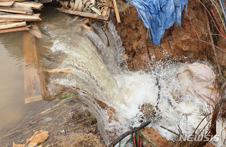 [광주=뉴시스] 이영주 기자 = 12일 오전 광주 남구 덕남정수장 내 상수도 밸브가 고장나 수돗물이 범람하고 있다. (사진 = 독자 제공) 2023.02.12. photo@newsis.com
