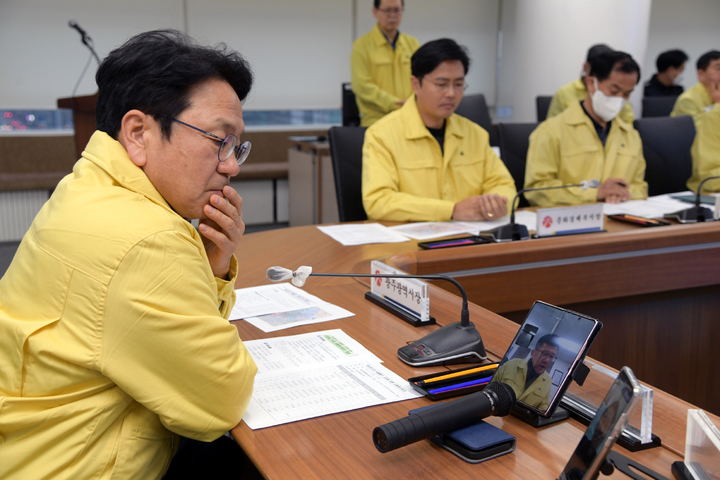 [광주=뉴시스] 강기정 광주시장이 12일 오후 시청 재난대책회의실에서 덕남정수장 유출밸브 고장에 따른 상황판단회의에 참석, 수돗물 비상공급 대책 등을 논의하고 있다. (사진 = 광주시 제공) *재판매 및 DB 금지