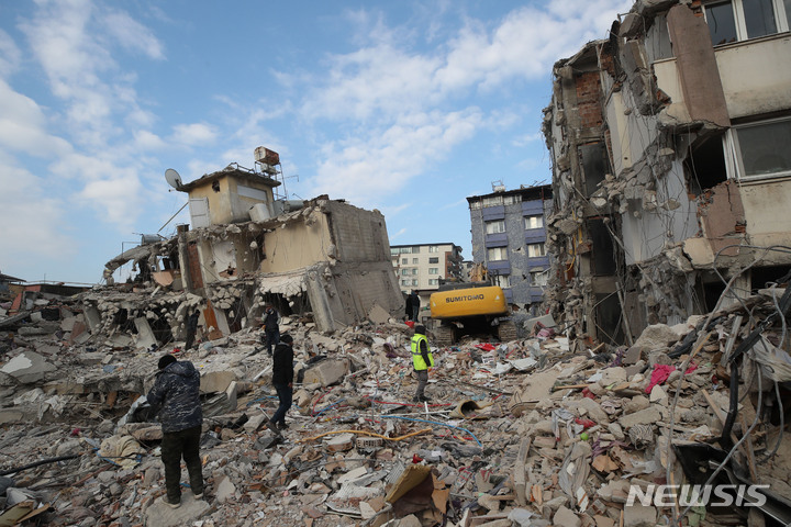 [안타키아=뉴시스] 권창회 기자 = 11일 오전(현지시간) 튀르키예 하타이주 안타키아 일대가 지진으로 건물이 무너져 폐허로 변해 있다. 2023.02.12. kch0523@newsis.com