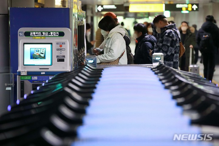 [서울=뉴시스] 김선웅 기자 = 서울 대중교통비가 4월 인상될 것으로 전망된다. 서울시는 지하철, 시내버스 등 대중교통 요금을 300~400원 인상하는 방안을 마련했다고 밝혔다. 12일 서울의 한 지하철역에서 시민들이 승차권을 구매고 있다. 2023.02.12. mangusta@newsis.com