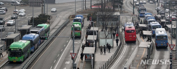 [서울=뉴시스] 김선웅 기자 = 서울 대중교통비가 4월 인상될 것으로 전망된다. 서울시는 지하철, 시내버스 등 대중교통 요금을 300~400원 인상하는 방안을 마련했다고 밝혔다. 12일 서울 도심에서 시내버스가 오가고 있다. 2023.02.12. mangusta@newsis.com