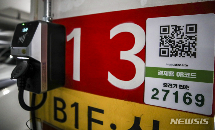[서울=뉴시스] 정병혁 기자 = 서울시가 복잡한 전기차 충전 결제방식을 휴대전화 하나로 쉽게 할 수 있도록 모빌리티사-민간 충전사업자와 공동으로 개발한 'QR 간편 결제방식'을 이달부터 순차적으로 도입한다고 밝혔다. 지난 12일 서울시내 한 주차장 전기차충전기에 결제용 QR코드가 설치되어 있다. 2023.02.12. jhope@newsis.com