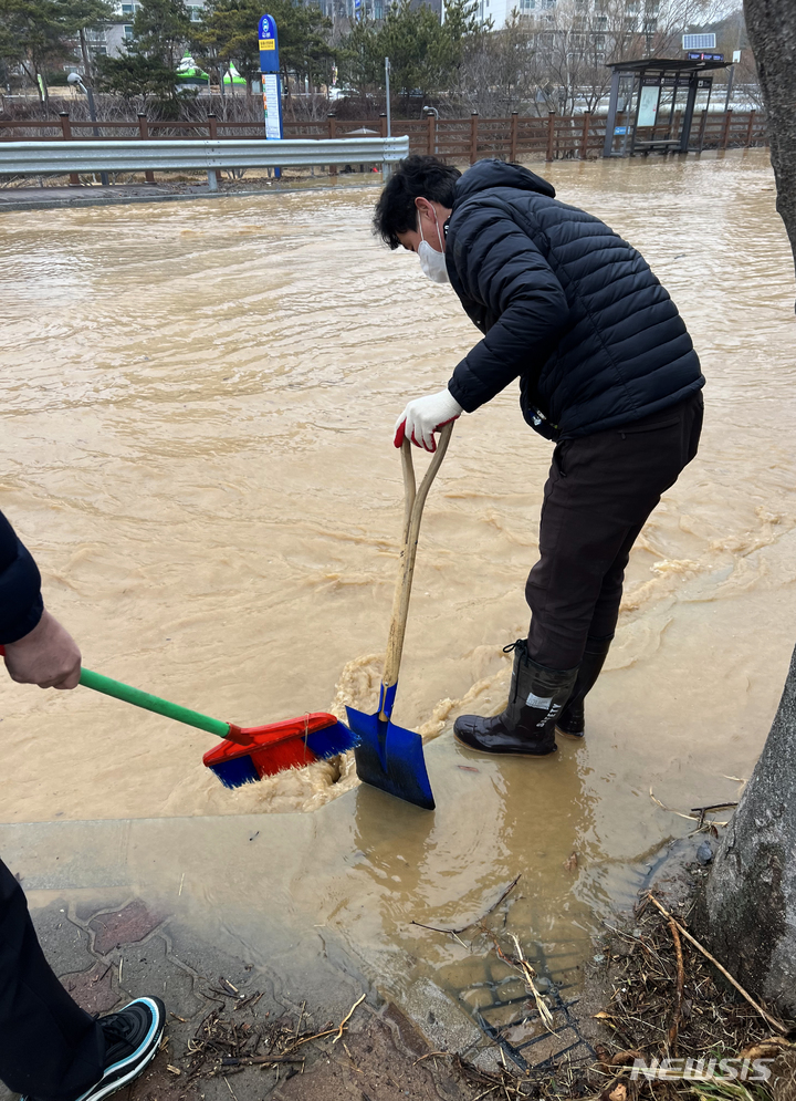 [광주=뉴시스] 신대희 기자 = 12일 오전 광주 남구 덕남정수장 내 상수도 밸브가 고장 나 잠겼다. 정화된 물이 배수관으로 빠져나가지 못하면서 정수장 밖으로 흘러 넘치고 있다. (사진 = 광주 남구 제공) 2023.02.12. photo@newsis.com *재판매 및 DB 금지