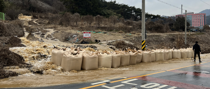 [광주=뉴시스] 신대희 기자 = 12일 오전 광주 남구 덕남정수장 내 상수도 밸브가 고장 나 잠겼다. 정화된 물이 배수관으로 빠져나가지 못하면서 정수장 밖으로 흘러 넘치고 있다. 배수지 급수도 중단됐다. (사진 = 광주 남구 제공) 2023.02.12. photo@newsis.com *재판매 및 DB 금지