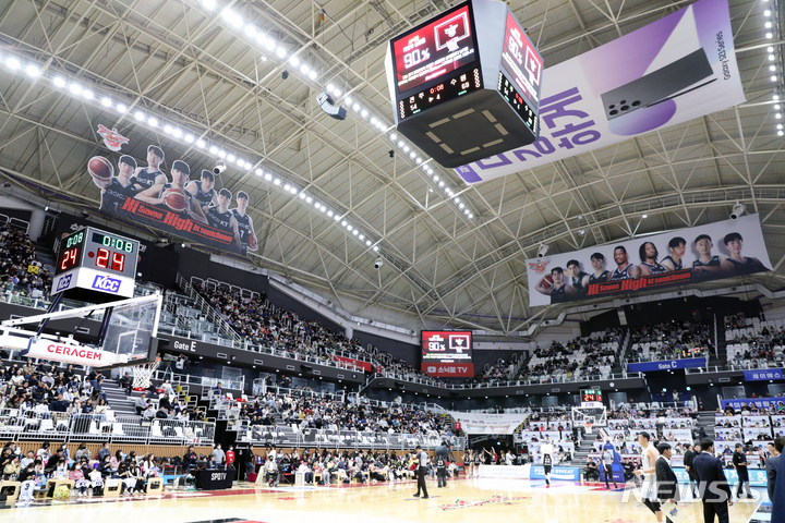 [수원=뉴시스] 김금보 기자 = 12일 오후 경기 수원 KT 소닉붐 아레나에서 열린 2022~2023 프로농구 수원 KT와 전주 KCC의 경기, 시즌 최다관중을 기록하고 있다. 2023.02.12. kgb@newsis.com