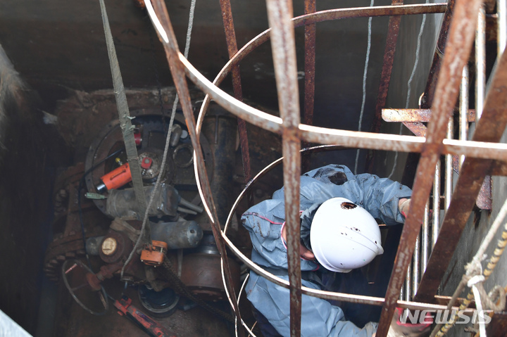 [광주=뉴시스] 이영주 기자 = 광주시가 12일 오후 광주 남구 덕남정수장에서 고장난 밸브를 고치고 있다. 2023.02.12. leeyj2578@newsis.com