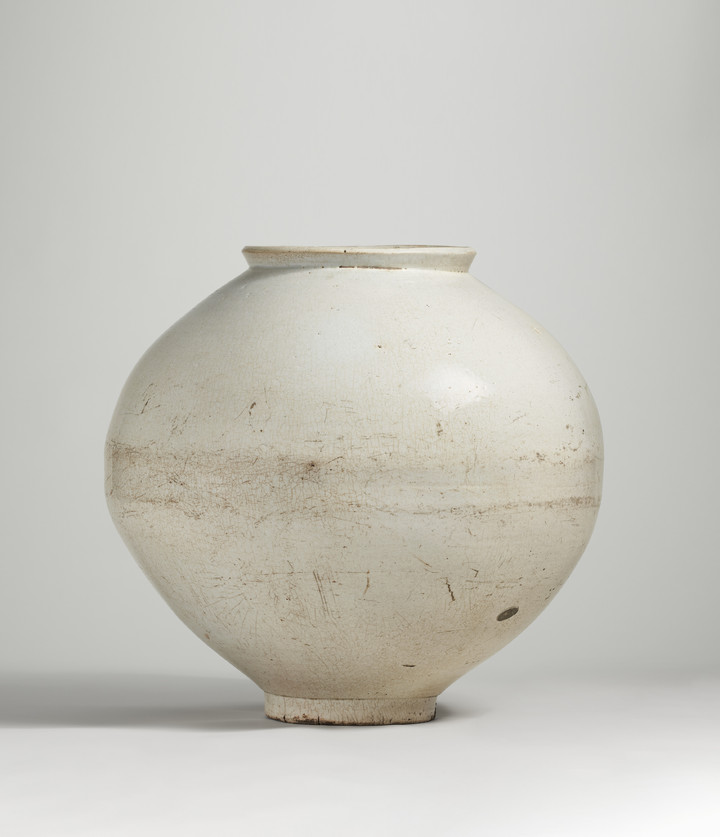 백자 달항아리, 조선시대 (18세기), 높이: 45.1cm, 추정가: 1,000,000 – 2,000,000 미국 달러 (한화 약 12억 ~25억 원). 사진은 크리스티 코리아 제공. *재판매 및 DB 금지