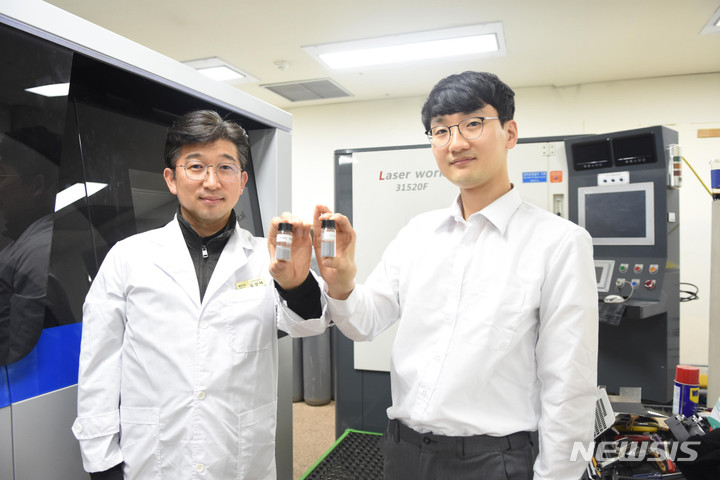 [창원=뉴시스] 홍정명 기자=한국재료연구원 김경태(왼쪽) 책임연구원과 연구논문 제1저자인 최중호 연구원.(사진=한국재료연구원 제공) 2023.02.13. photo@newsis.com