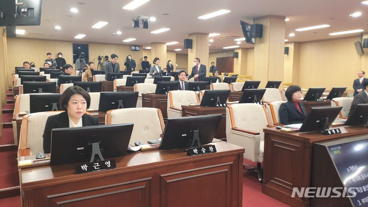 [청주=뉴시스] 임선우 기자 = 충북 청주시의원들이 13일 시의회 임시청사 본회의장에서 76회 임시회 1차 본회의 개회를 기다리고 있다. 이날 본회의에는 더불어민주당 의원들의 불참 속에 의장 불신임안과 부의장 사임의건이 상정됐다. 2023.02.13. imgiza@newsis.com