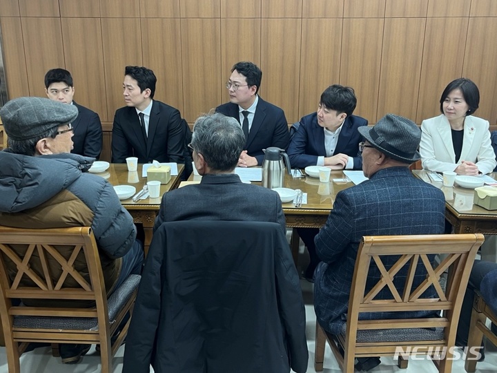 [제주=뉴시스] 양영전 기자 = 국민의힘 김용태 최고위원 후보(첫 번째줄 왼쪽부터), 이기인 청년최고위원 후보, 천하람 당대표 후보, 이준석 전 대표, 허은아 최고위원 후보가 지난 2월13일 오전 제주 제주시 한 식당에서 제주4·3 유족들과 간담회를 진행하고 있다. 2023.02.13. 0jeoni@newsis.com