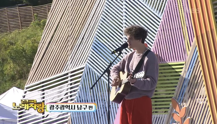 [서울=뉴시스] 지난달 15일 방송된 KBS 1TV '전국노래자랑'의 광주광역시 남구편에 출연한 노르웨이 싱어송라이터 페더 엘리아스. 2023.02.13. (사진 = KBS 유튜브 캡처) photo@newsis.com *재판매 및 DB 금지