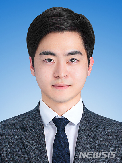 [전주=뉴시스]윤난슬 기자 = 전북대학교는 김성훈 대학원생(물리학과 박사과정·지도교수 이홍석)이 최근 개최된 제64회 한국진공학회 동계 정기학술대회에서 '젊은진공과학자상'을 받았다고 13일 밝혔다.(사진=전북대 제공)