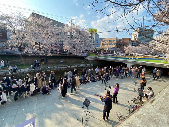 [울산=뉴시스] 울산 남구 거리음악회 공연 모습. (사진=울산 남구 제공) photo@newsis.com *재판매 및 DB 금지