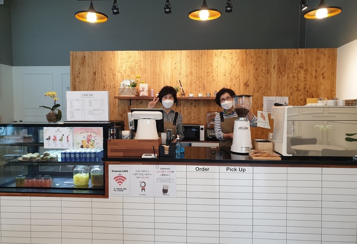 [서울=뉴시스] 정부는 29일 정부서울청사에서 국무회의를 열고 '알뜰 재정, 살뜰 민생 2024년 예산안'을 의결했다고 밝혔다. 사진은 노인일자리 모습. *재판매 및 DB 금지