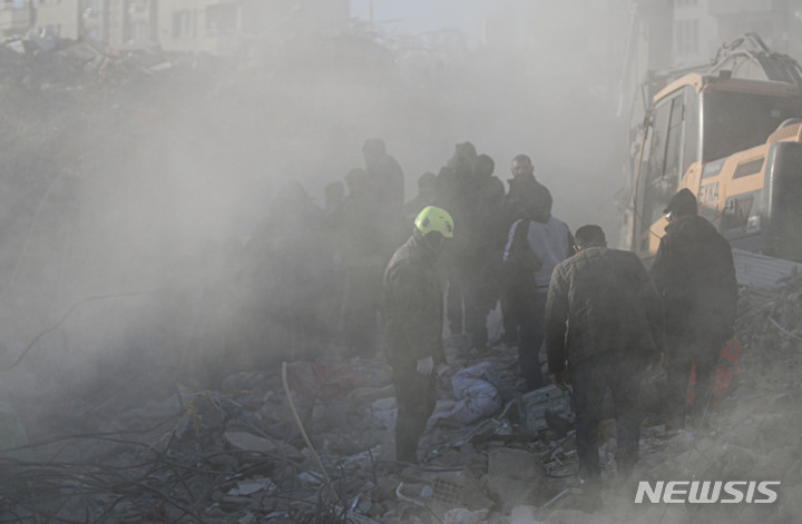[카라만마라슈=뉴시스] 권창회 기자 = 12일 오후(현지시간) 튀르키예 카라만마라슈주 시내 지진피해 현장에서 구조대원들이 분진 사이로 수색을 하고 있다. 2023.02.13. kch0523@newsis.com
