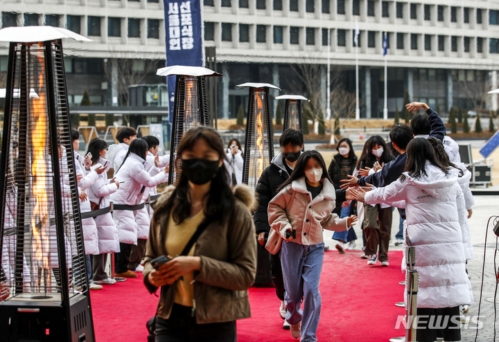 [서울=뉴시스] 정병혁 기자 = 13일 서울 관악구 서울대학교에서 열린 2023 새내기대학에서 신입생들이 선배들의 환영을 받고 있다. 2023.02.13. jhope@newsis.com