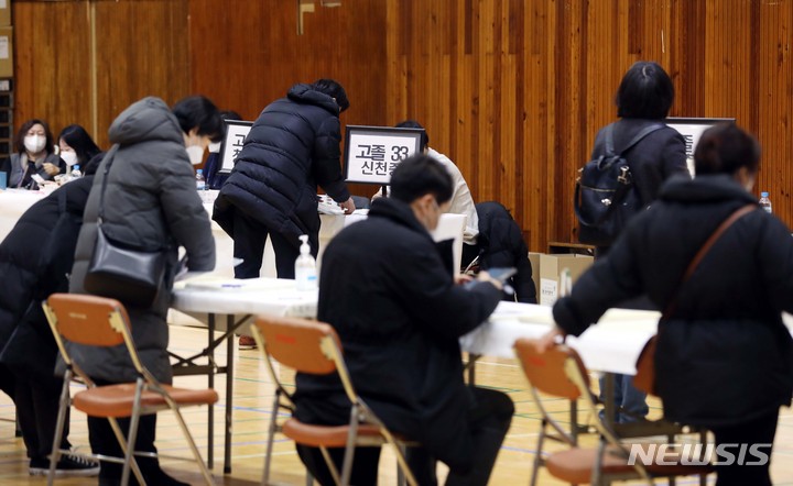 [서울=뉴시스] 조성봉 기자 = 13일 오전 서울 동작구 서울공업고등학교 체육관에 마련된 2023년도 1회 초졸·중졸·고졸 검정고시 시행 원서교부 및 접수처에서 수험생들이 서류를 접수하고 있다. 2023.02.13. suncho21@newsis.com