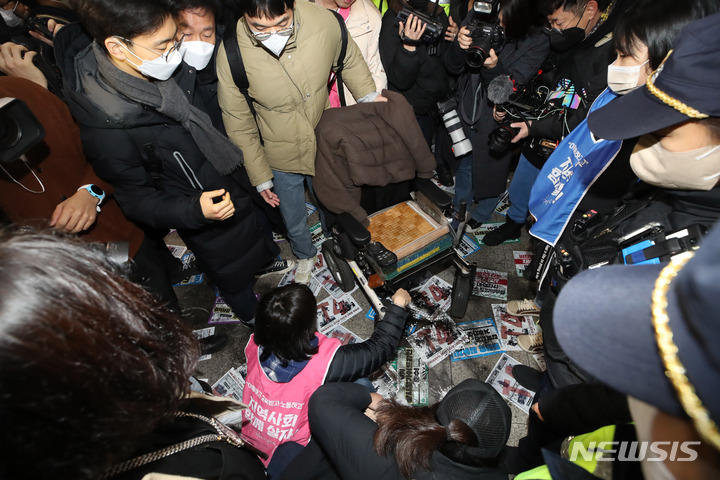 [서울=뉴시스] 조수정 기자 = 전국장애인차별철폐연대(전장연)가 13일 오전 서울 삼각지역 승강장 앞에서 '시민과 함께하는 달보기 운동' 선언 기자회견을 마친 뒤 승강장 바닥에 부착한 선전물이 비가 오면 미끄러우니 떼라는 지하철 공사 측의 요청에 락카로 '미끄럼 주의' 문구를 써놓으려다 제지하는 지하철공사 직원들과 몸싸움을 하고 있다. 전장연은 3월 23일까지 출근길 지하철 타기 선전전을 하지 않고 기획재정부가 3월 국가재정전략회의에서 2024년 정부 예산 가이드라인을 편성할 때 장애인 권리예산이 의미있는 수준으로 반영할 것을 촉구하며 기재부 장관이 적극적으로 대화에 나서기를 기다리겠다고 밝혔다. 2023.02.13. chocrystal@newsis.com