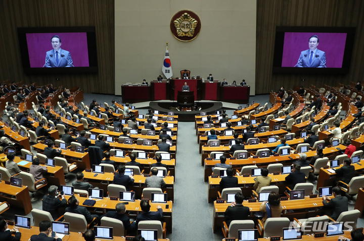 [서울=뉴시스] 이영환 기자 = 박홍근 더불어민주당 원내대표가 13일 오전 서울 여의도 국회에서 열린 제403회 국회(임시회) 5차 본회의에서 교섭단체 대표연설을 하고 있다. 2023.02.13. 20hwan@newsis.com