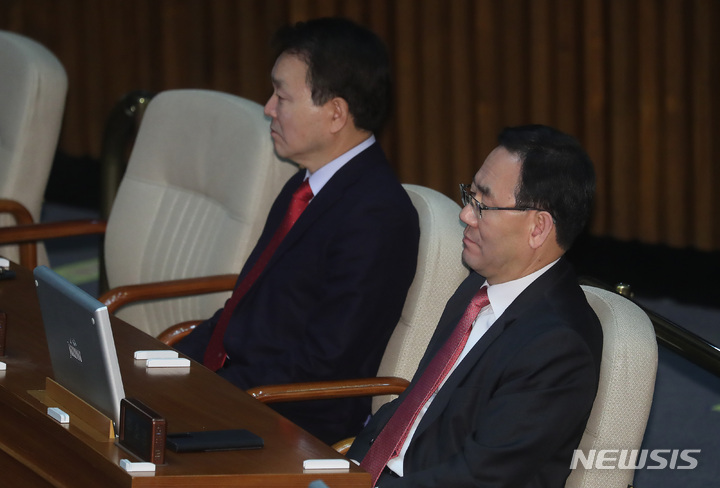 [서울=뉴시스] 이영환 기자 = 주호영 국민의힘 원내대표가13일 오전 서울 여의도 국회에서 열린 제403회 국회(임시회) 5차 본회의에서 박홍근 더불어민주당 원내대표의 대표연설을 경청하고 있다. 2023.02.13. 20hwan@newsis.com