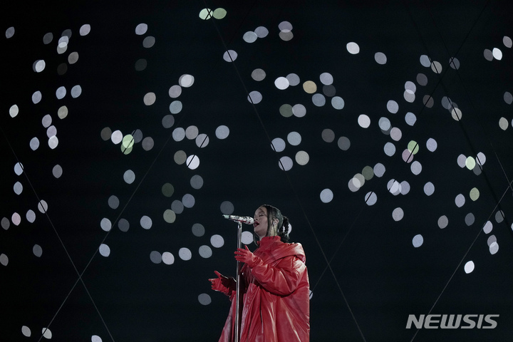 [글렌데일=AP/뉴시스] 가수 리한나가 12일(현지시간) 미 애리조나주 글렌데일의 스테이트 팜 스타디움에서 열린 미프로미식축구(NFL) 슈퍼볼57 캔자스시티 치프스와 필라델피아 이글스의 하프타임쇼에서 공연을 펼치고 있다. 2023.02.13.