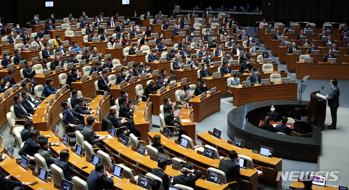 [서울=뉴시스] 추상철 기자 = 더불어민주당 의원들이 13일 오전 서울 여의도 국회에서 열린 제403회 국회(임시회) 5차 본회의에서 박홍근 더불어민주당 원내대표의 교섭단체 대표연설을 들으며 박수를 치고 있다. 2023.02.13. scchoo@newsis.com