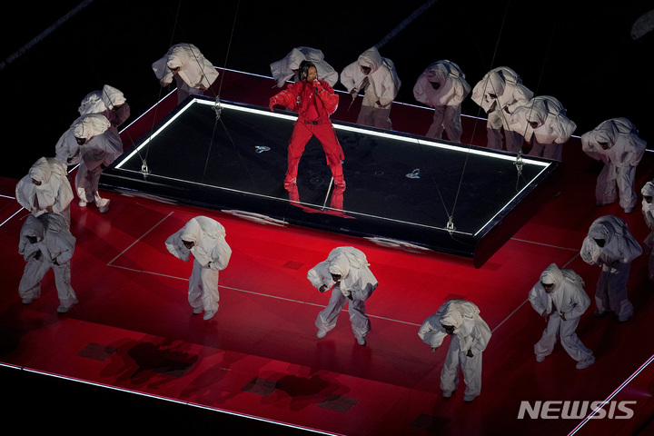 [글렌데일=AP/뉴시스] 가수 리한나가 12일(현지시간) 미 애리조나주 글렌데일의 스테이트 팜 스타디움에서 열린 미프로미식축구(NFL) 슈퍼볼57 캔자스시티 치프스와 필라델피아 이글스의 하프타임쇼에서 공연을 펼치고 있다. 2023.02.13.