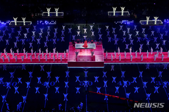 [글렌데일=AP/뉴시스] 가수 리한나가 12일(현지시간) 미 애리조나주 글렌데일의 스테이트 팜 스타디움에서 열린 미프로미식축구(NFL) 슈퍼볼57 캔자스시티 치프스와 필라델피아 이글스의 하프타임쇼에서 공연을 펼치고 있다. 2023.02.13.