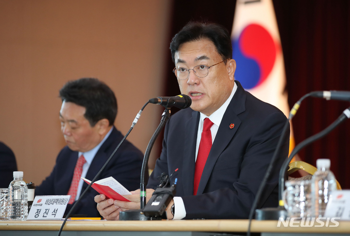 [제주=뉴시스] 우장호 기자 = 정진석 국민의힘 비상대책위원장이 13일 오전 제주시 영평동 제주국제자유도시개발센터(JDC)에서 현장 비상대책위원회를 열고 있다. 2023.02.13. woo1223@newsis.com