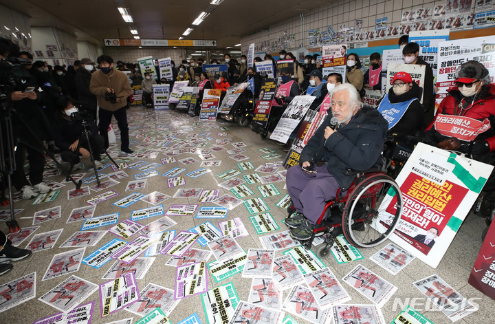 [서울=뉴시스] 조수정 기자 = 전국장애인차별철폐연대(전장연). 2023.02.13. chocrystal@newsis.com
