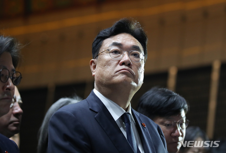 [제주=뉴시스] 우장호 기자 = 정진석 국민의힘 비상대책위원장이 13일 오전 제주시 봉개동 4·3평화공원을 찾아 참배한 후 위패봉안소를 둘러보고 있다. 2023.02.13. woo1223@newsis.com