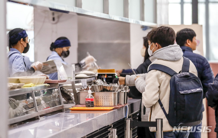 [서울=뉴시스] 서울시내 한 대학교 학생식당에서 학생들이 줄을 서 있다. (사진=뉴시스DB) photo@newsis.com