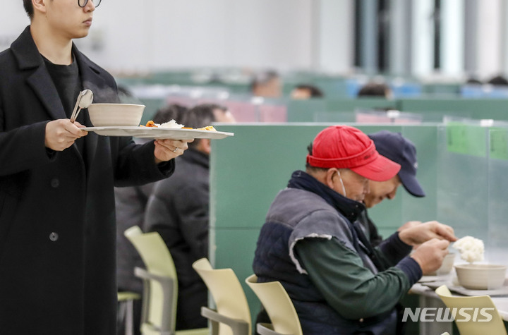 [서울=뉴시스] 정병혁 기자 = 고물가 영향으로 외식비가 오르면서 대학생들의 부담이 커지고 있다. 교내식당 밥값까지 올라 편의점 음식을 먹는 등 저렴하게 해결할 방법을 찾는 대학생들도 늘어났다. 통계청에 따르면 지난해 외식물가 상승률은 7.7%로 1992년(10.3%) 이후 30년 만에 가장 높았다.통계청에 따르면 지난해 외식물가 상승률은 7.7%로 1992년(10.3%) 이후 30년 만에 가장 높았다. 13일 서울시내 한 대학교 학생식당에서 한 학생이 이동하고 있다. 2023.02.13. jhope@newsis.com