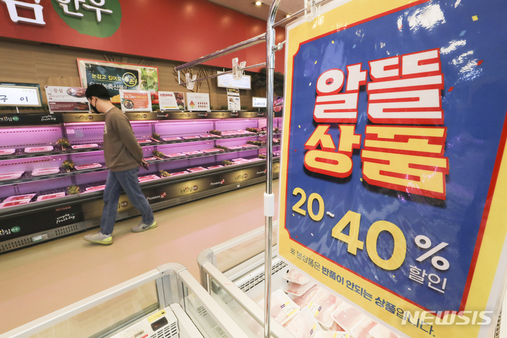 [서울=뉴시스] 김근수 기자 = 서울 서초구 농협유통 하나로마트 양재점에서 한 소비자가 한우를 고르고 있다. 2023.02.13. ks@newsis.com